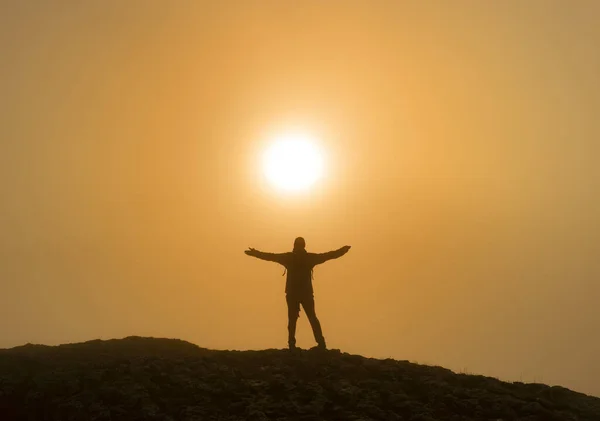 Backlit Man Facing Sun Urbasa Mountain Range Navarra — Stok fotoğraf
