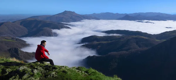 Montañero Cima Montaña Con Mar Nubes Fondo Parque Natural Aiako — Foto de Stock