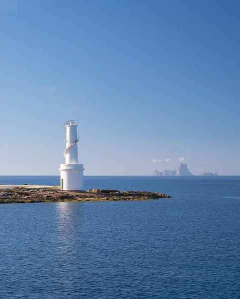 Formentera岛La Savina的白色灯塔 有Es Vedr岛 — 图库照片