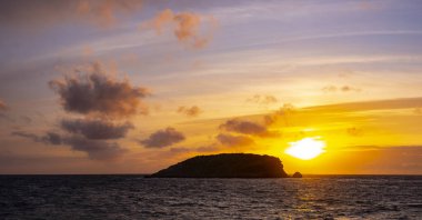 Güneş doğarken kızıl gökyüzü Es Canar, İbiza Adası, İspanya sahillerinde