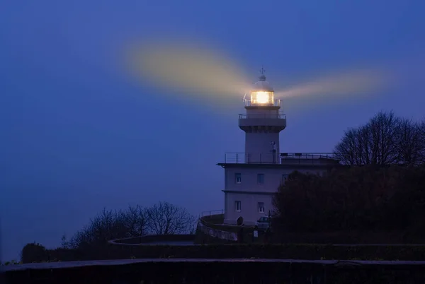 Světla Majáku Mlhou Úsvitu Igueldo Město Donostia San Sebastian — Stock fotografie