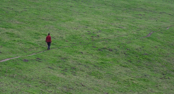 徒步旅行者穿过绿色的草地 Jaizkibel山 巴斯克国家 — 图库照片