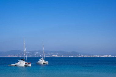 Yelkenli Cala Bassa, İbiza, Balearic Adaları 'na yanaştı.