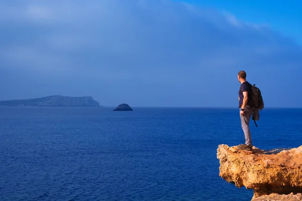 Turista Senior Mirando Paisaje Mar Desde Cala Bassa Ibiza Islas — Foto de Stock