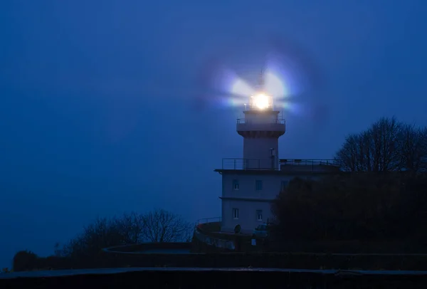 多诺西亚市 圣塞巴斯蒂安 Igueldo灯塔的灯 黎明时分有雾 — 图库照片