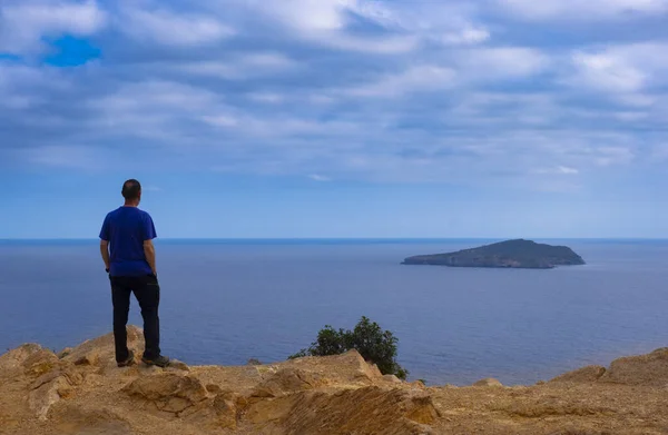 从Ibiza圣文森特岛的Punta Grossa观看Tagomago岛风景的老年人 — 图库照片
