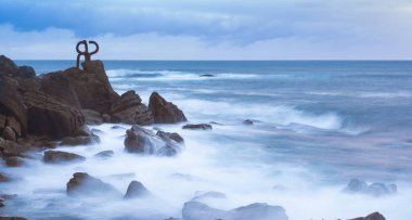 Donostia, Euskadi 'de güçlü dalgalarla Peine del Viento