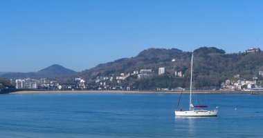 Yelkenli, İspanya 'nın Euskadi eyaletinin Donostia kentinin önündeki La Concha körfezine yanaştı.