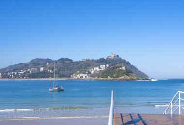 Yelkenli, İspanya 'nın Euskadi eyaletinin Donostia kentinin önündeki La Concha körfezine yanaştı.