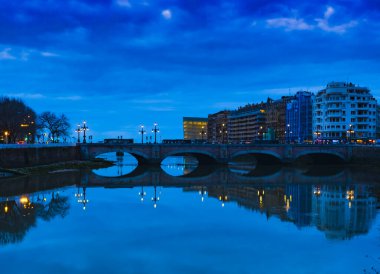 San Sebastian 'da gece Urumea nehri üzerindeki Santa Catalina Köprüsü manzarası