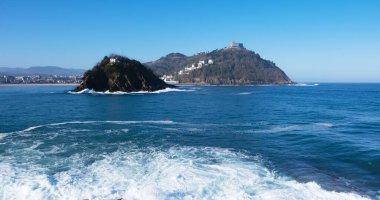Okyanus dalgası La Concha körfezi ve Santa Clara adası yakınlarındaki kayalara çarpıyor. San Sebastian. Bask Ülkesi. İspanya. 