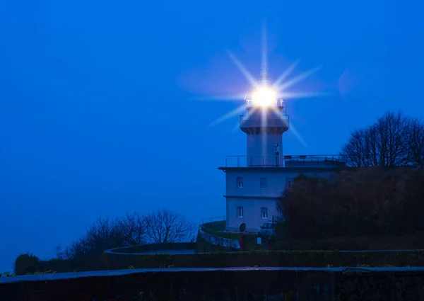 Luzes Farol Com Nevoeiro Amanhecer Igueldo Cidade Donostia San Sebastian — Fotografia de Stock