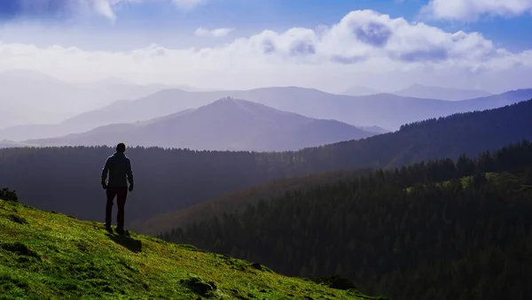 Hombre Excursionista Cima Una Montaña Parque Natural Aiako Harriak Euskadi — Foto de Stock