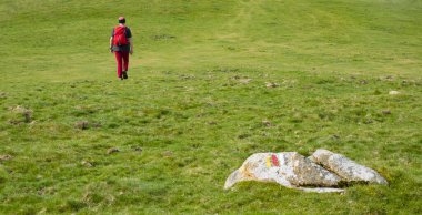 Aiako Harriak, Euskadi 'nin doğal parkında kırmızı giyinmiş bir yürüyüşçü.