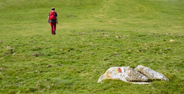 在Euskadi的Aiako Harriak自然公园 一名穿着红色衣服的远足者 — 图库照片