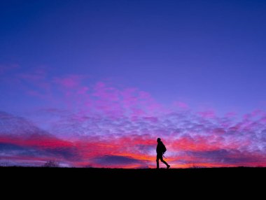 Adam dağda gün batımı ve denizle spor yapıyor..