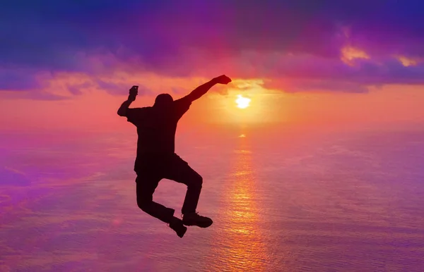 Adam Atlıyor Başarıyı Kutluyor Denizin Üzerinde Gün Batımında — Stok fotoğraf