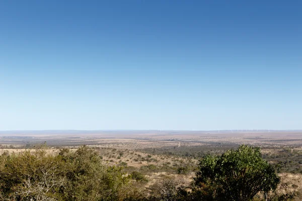 Céu azul com vista para a paisagem plana — Fotografia de Stock