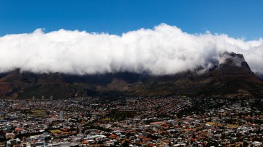 Tablo bulut içinde kaplı dağ