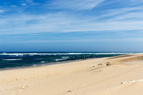 Side view of the Beach with people walking — Stock Photo, Image