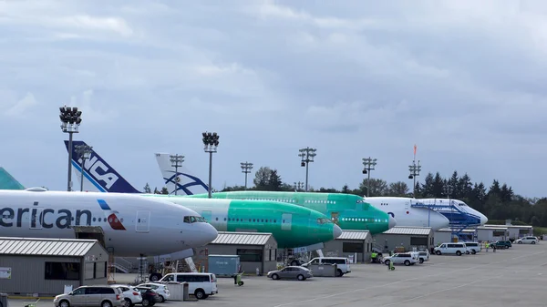 Everett, Washington State, Amerika Birleşik Devletleri - 10 Ekim 2014: Üretim, 787 Dreamliners, 777, 747 ve diğer uçaklar. Büyük fabrika Sahası.