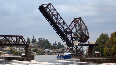 Seattle, Washington State, Amerika Birleşik Devletleri - 10 Ekim 2014: Hiram M. Chittenden kilitler ve asma köprü - somon Körfez Köprüsü demiryolu