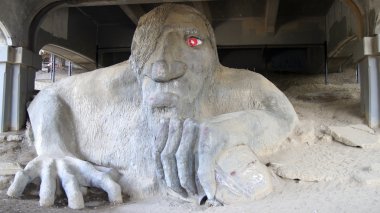 Seattle, Washington State, Amerika Birleşik Devletleri - 10 Ekim 2014: Ünlü Fremont Troll Aurora Köprüsü, Washington altında.