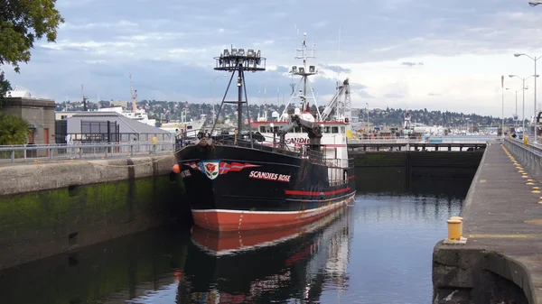 SEATTLE, ESTADO DE WASHINGTON, EE.UU. - 10 DE OCTUBRE DE 2014: Hiram M. Chittenden Cerraduras con un gran buque pesquero comercial atracado en un canal de buques — Foto de Stock
