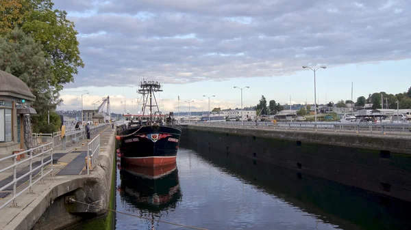 SEATTLE, WASHINGTON STATE, USA - 10 OTTOBRE 2014: Hiram M. Chittenden Serrature con grande peschereccio commerciale attraccato in un canale navale — Foto Stock