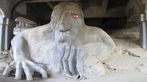 Seattle, Washington State, Amerika Birleşik Devletleri - 10 Ekim 2014: Ünlü Fremont Troll Aurora Köprüsü, Washington altında.