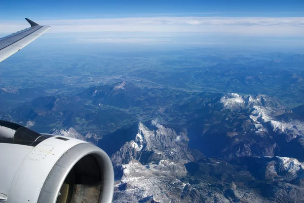 AUSTRIA - Octubre 2016: Los Alpes vistos desde un avión, vista del ala con turbina o motor plano —  Fotos de Stock