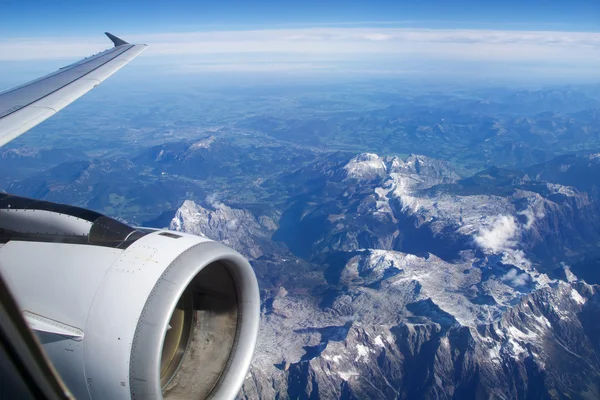 AUSTRIA - Ottobre 2016: Le Alpi viste da un aeroplano, vista ala con turbina o motore aereo — Foto Stock