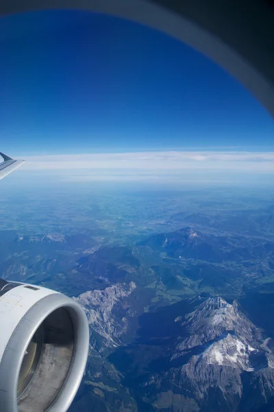 ÁUSTRIA - Outubro de 2016: Os alpes como visto de um avião, vista de asa com turbina de avião ou motor — Fotografia de Stock