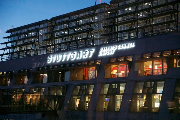 Stuttgart, Almanya - 15 Ekim 2016: terminal binası, Stuttgart Havaalanı Str geceleri
