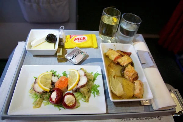 GREECE - 15 ОКТЯБРЯ 2016: Греческий бизнес-класс питание в самолете с вином — стоковое фото