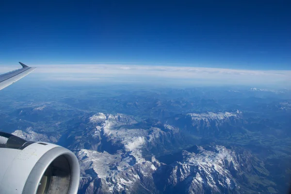 ÁUSTRIA - Outubro de 2016: Os alpes como visto de um avião, vista de asa com turbina de avião ou motor — Fotografia de Stock