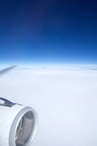 Österrike - oktober 2016: Moln och himlen sedd genom fönstret på ett flygplan — Stockfoto