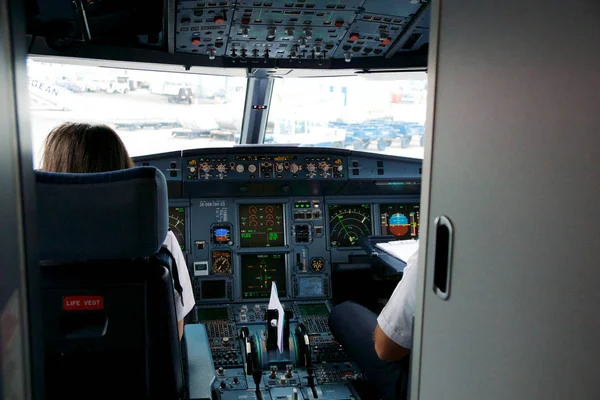 Yunanistan - 15 Ekim 2016: Uçak pilot iş, kokpit görünümü