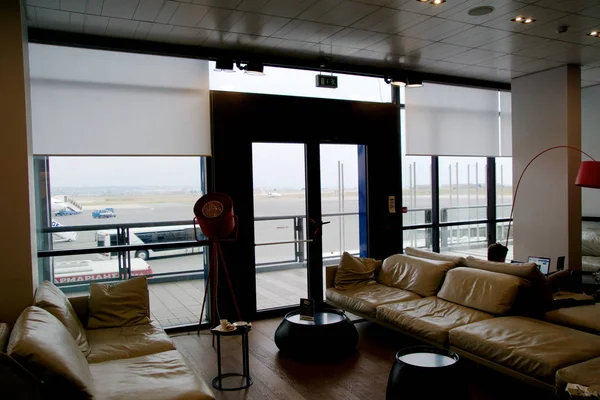 Θεσσαλονίκη, Ελλάδα - 16 Οκτωβρίου 2016: αεροδρόμιο εσωτερικού, συχνές ιπτάμενων σαλόνι με δερμάτινο καναπέ και θέα την ποδιά — Φωτογραφία Αρχείου