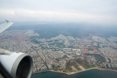 Thessaloniki, Yunanistan - 15 Ekim 2016: bir uçak, uçak içinde gelen wingview iniş sırasında şehrin görünümünü