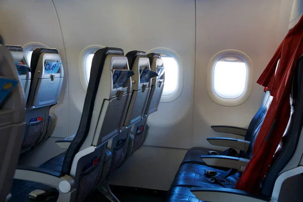 THESSALONIKI, GRÉCIA - OUTUBRO 15, 2016: Cabine de avião, assentos vazios interiores da classe executiva e uma janela — Fotografia de Stock