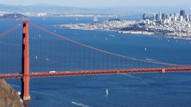 San Francisco, ABD - 4 Ekim 2014: Golden Gate Köprüsü arka planda Marin burunda görülen Sf city ile