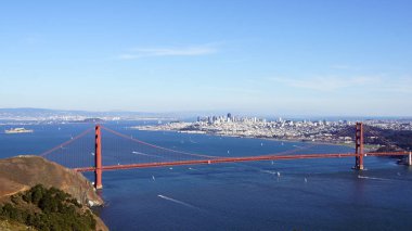 San Francisco, ABD - 4 Ekim 2014: Golden Gate Köprüsü arka planda Marin burunda görülen Sf city ile