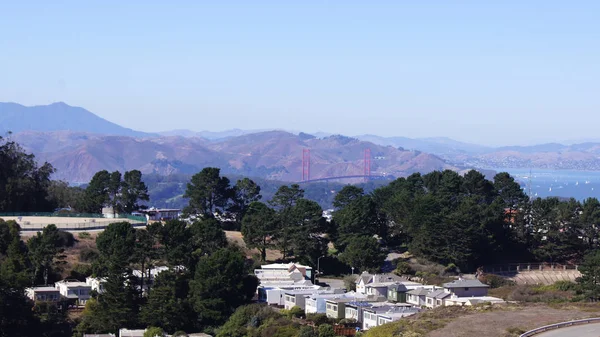 San Francisco, Verenigde Staten - 4 oktober 2014: Golden Gate Bridge met Sf stad op de achtergrond, gezien uit Twin Peaks — Stockfoto