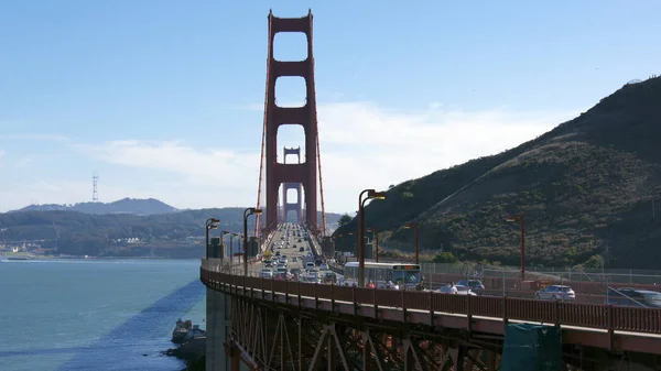 San Francisco, Verenigde Staten - 4 oktober 2014: Golden Gate Bridge met Sf stad op de achtergrond, gezien vanaf Marin Headlands — Stockfoto