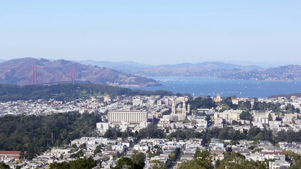 San Francisco, Verenigde Staten - 4 oktober 2014: Golden Gate Bridge met Sf stad op de achtergrond, gezien uit Twin Peaks — Stockfoto