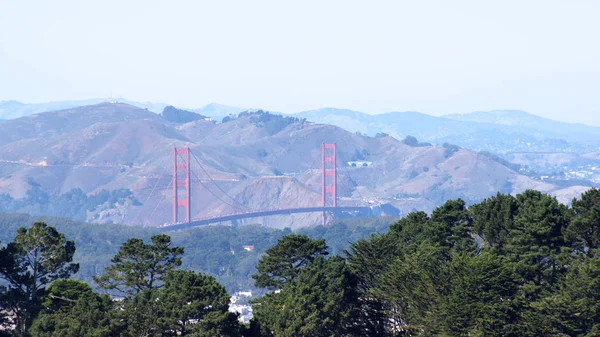 САН-ФРАНЦИСКО, США - 4 ОКТЯБРЯ 2014 г.: Мост Золотые Ворота с городом SF на заднем плане, вид с Твин Пикс — стоковое фото