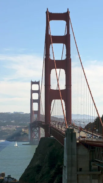 SAN FRANCISCO, EE.UU. - 4 de octubre de 2014: Puente Golden Gate con la ciudad de San Francisco al fondo, visto desde Marin Headlands —  Fotos de Stock