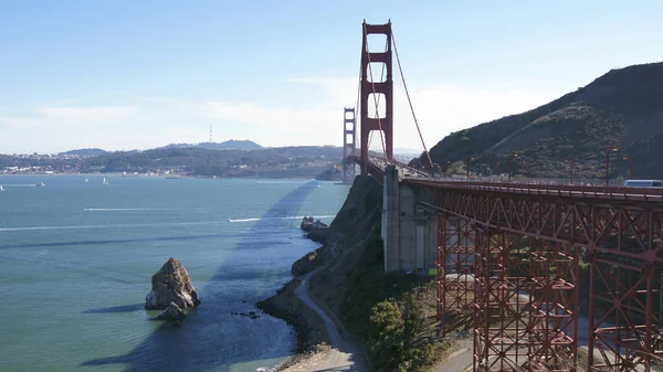 San Francisco, Verenigde Staten - 4 oktober 2014: Golden Gate Bridge met Sf stad op de achtergrond, gezien vanaf Marin Headlands — Stockfoto