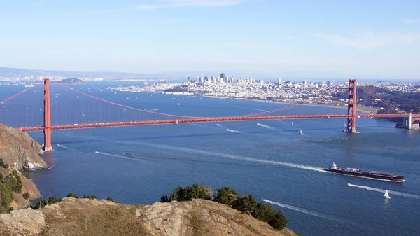 SAN FRANCISCO, EE.UU. - 4 de octubre de 2014: Puente Golden Gate con la ciudad de San Francisco en el fondo y un barco pasando, visto desde Marin Headlands —  Fotos de Stock